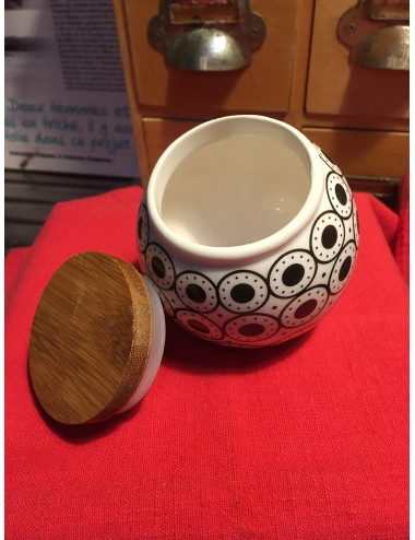 Pot boule noir et blanc - incliné avec un sachet de 90gr de fleur de sel