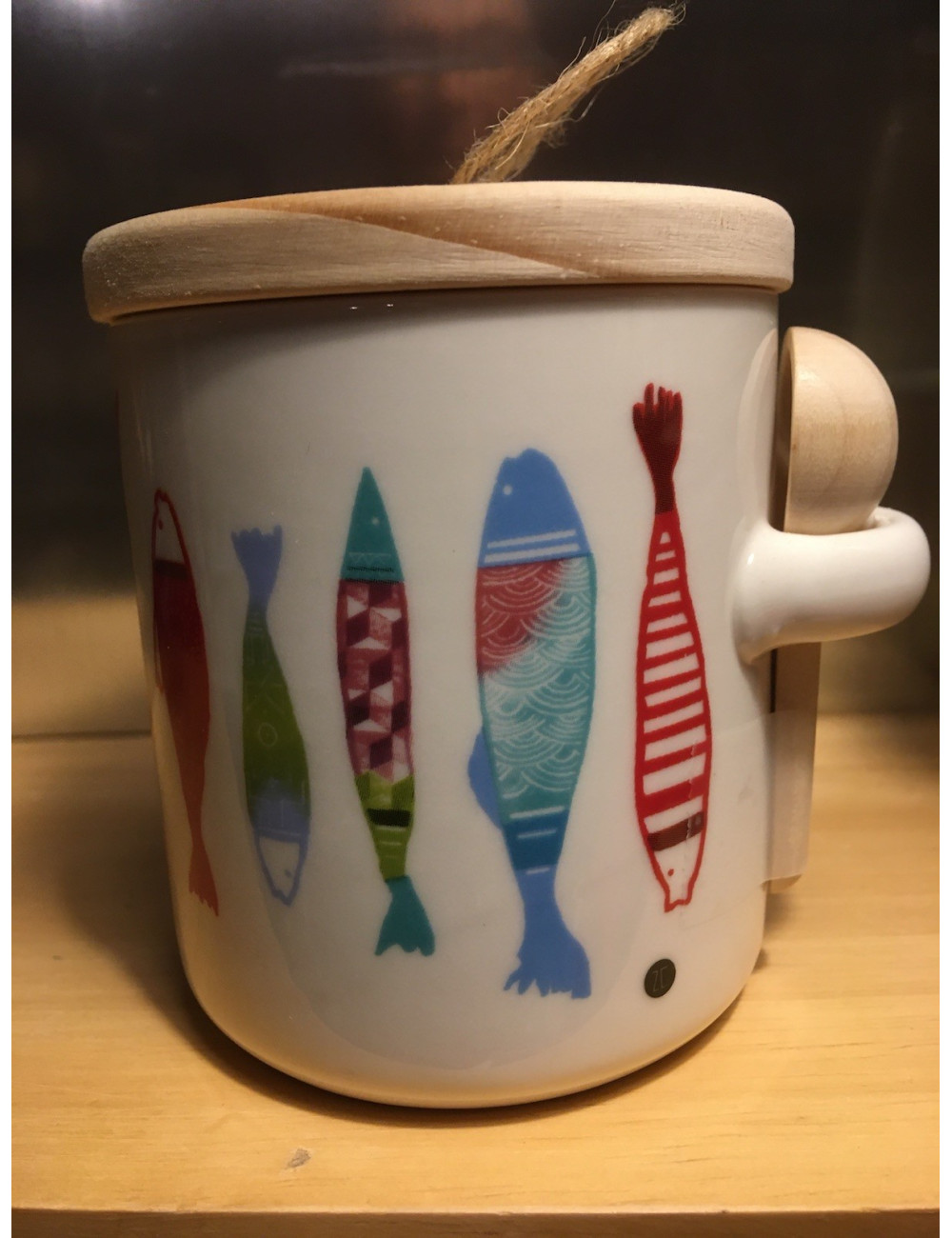 Pot à fleur de sel Sardines avec sa cuillère en bois de forme verticale et 1 sachet de 90gr de fleur de sel Pot à fleur de sel Sardines avec sa cuillère en bois de forme verticale et 1 sachet de 90gr de fleur de sel