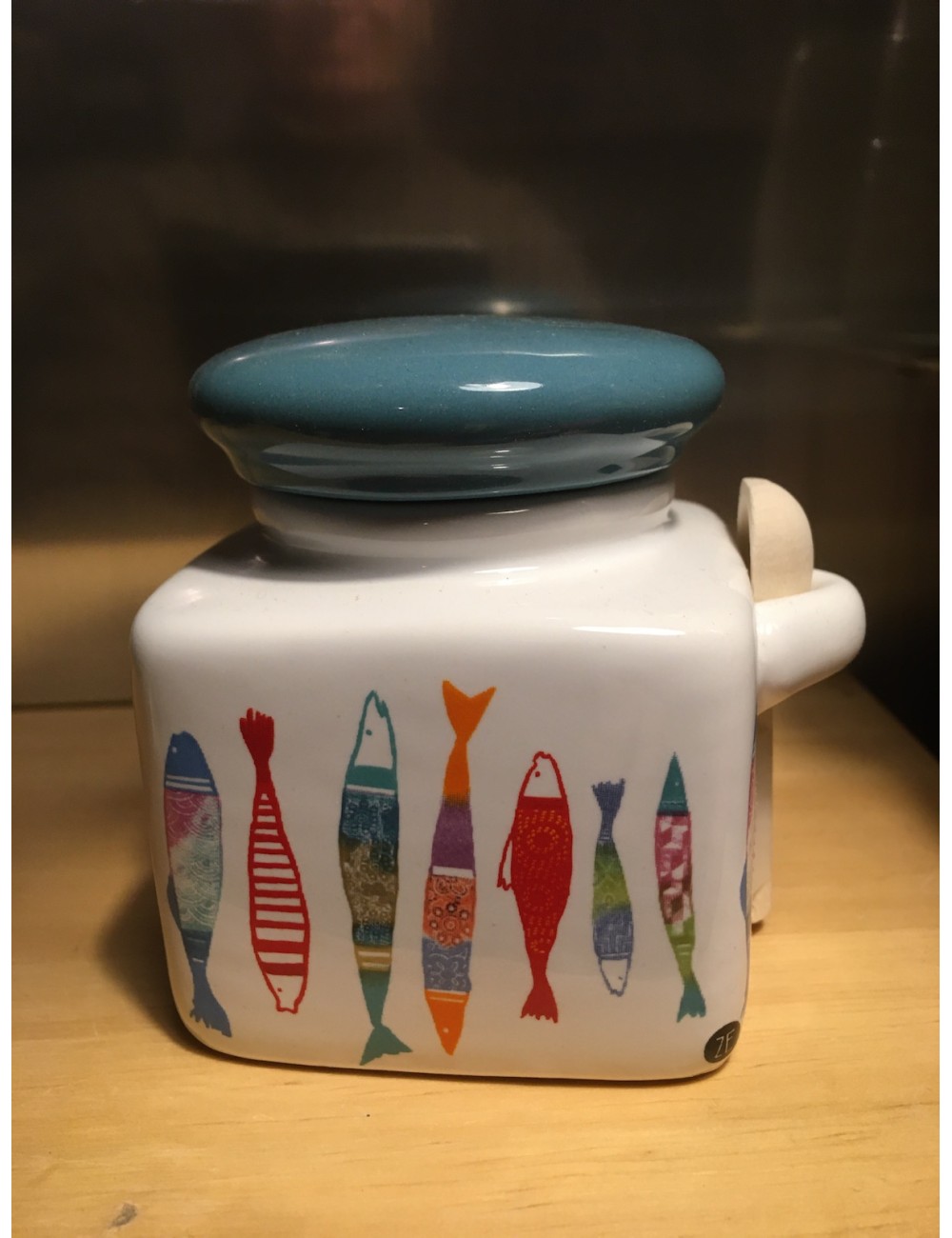 Mini pot cube Motif Sardines Nouvelle Collection avec sa cuillère en bois. Vendu avec un sachet de 90gr de fleur de sel.