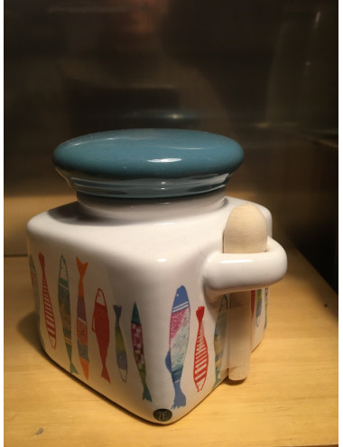 Mini pot cube Motif Sardines avec sa cuillère en bois. Vendu avec un sachet de 90gr de fleur de sel.