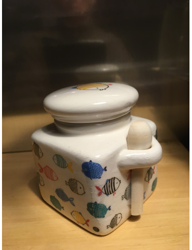 Mini pot cube Motif Poissons avec sa cuillère en bois. Vendu avec un sachet de 90gr de fleur de sel.