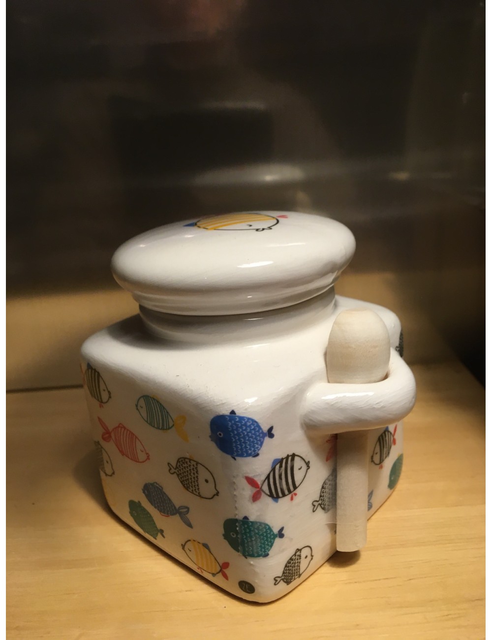 Mini pot cube Motif Poissons Nouvelle Collection avec sa cuillère en bois. Vendu avec un sachet de 90gr de fleur de sel.