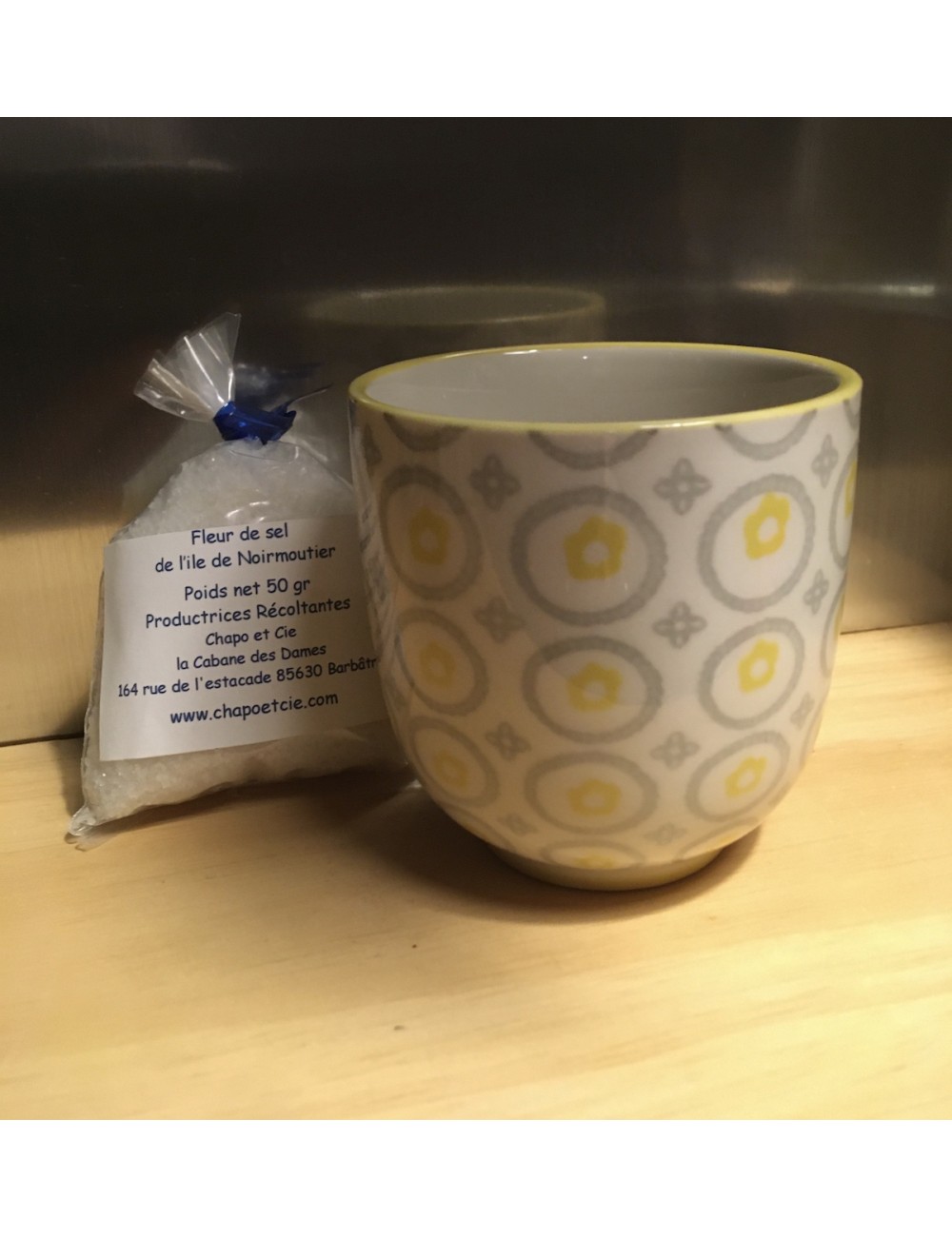 Une tasse motif gris et jaune proposée avec un sachet de 50gr de fleur de sel