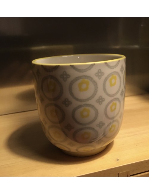 Une tasse motif gris et jaune proposée avec un sachet de 50gr de fleur de sel