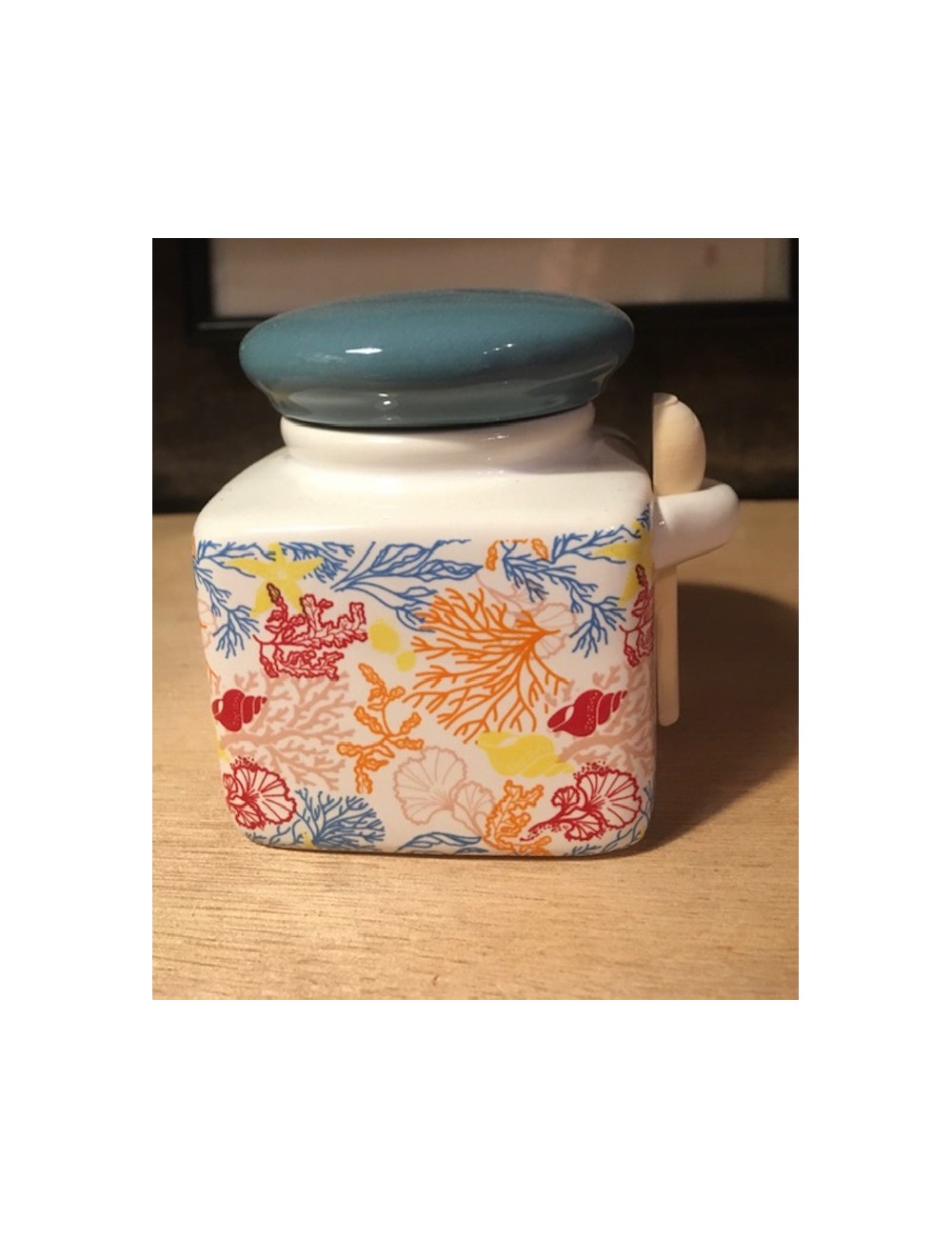 Mini pot cube Motif Fonds Marins Nouvelle Collection avec sa cuillère en bois. Vendu avec un sachet de 90gr de fleur de sel.