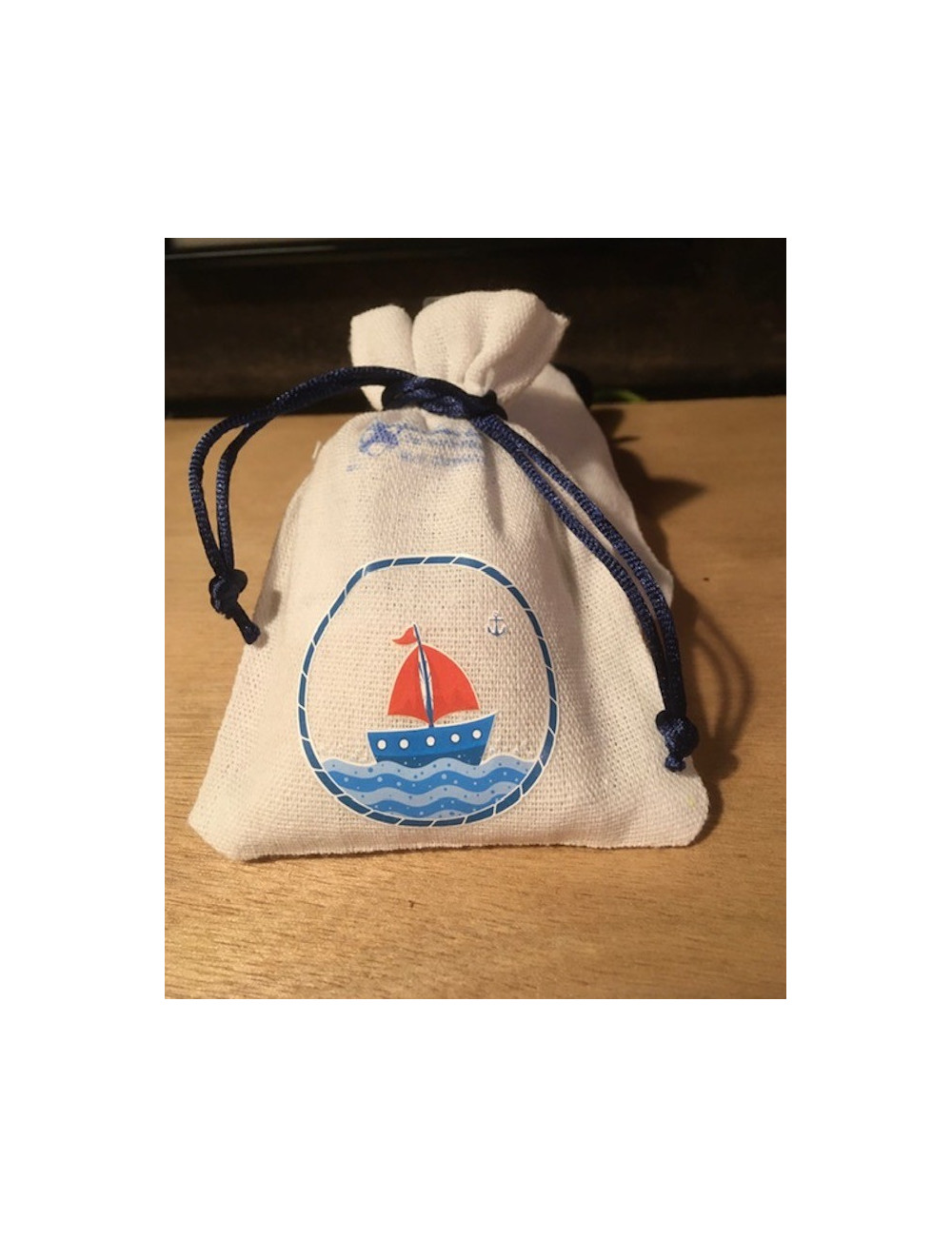 sac de lin petit bateau sur l'eau et un sachet de 125gr de fleur de sel nature