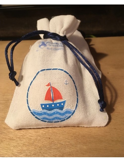 sac de lin petit bateau sur l'eau et un sachet de 125gr de fleur de sel nature