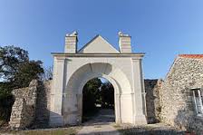 Porte aux Lions de l'ancienne Abbaye de La Blanche