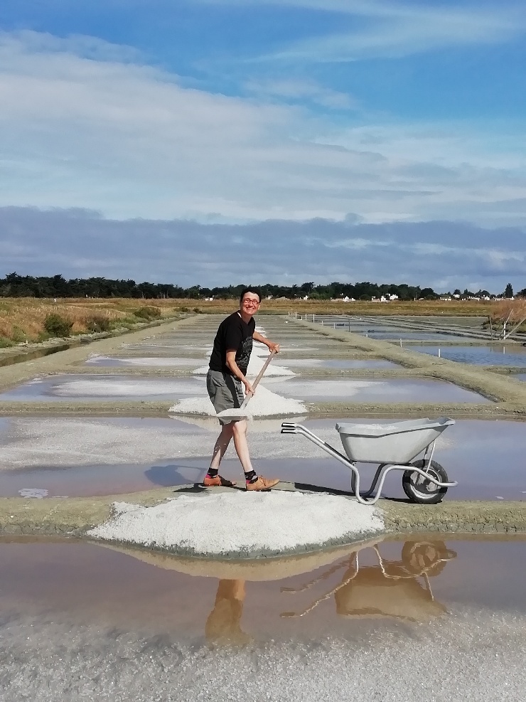 Françoise tire le sel marin avec son ételle