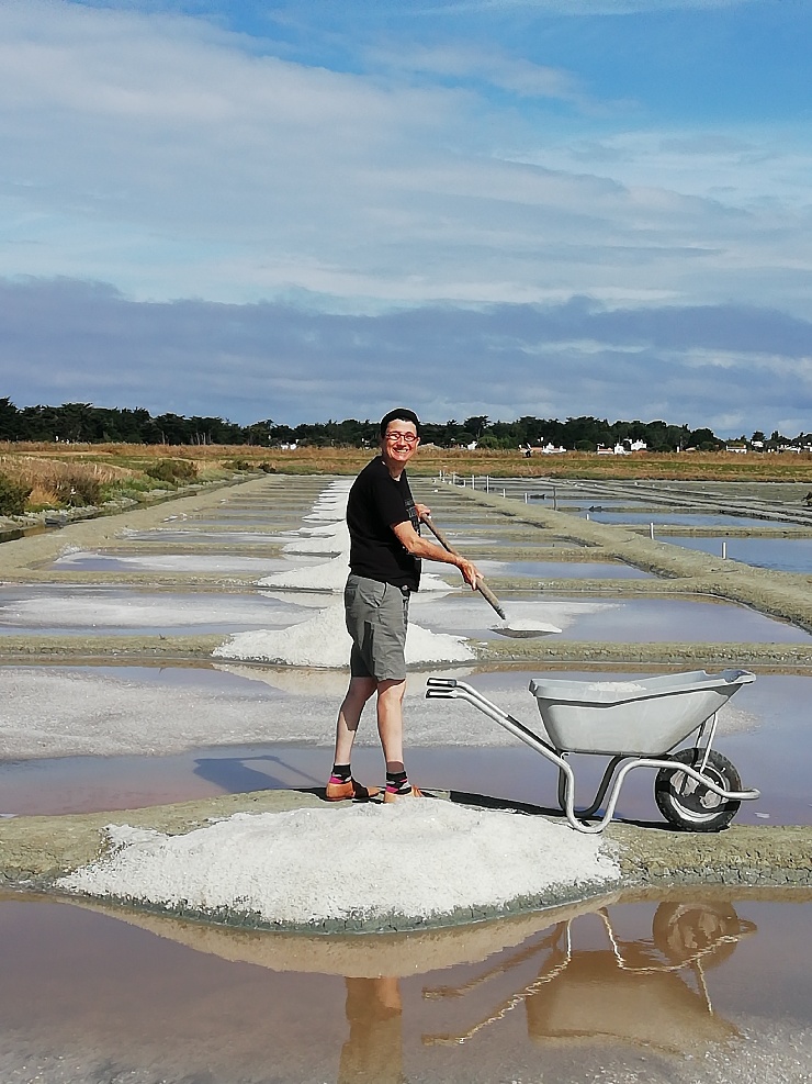 Françoise tire le sel marin avec son ételle