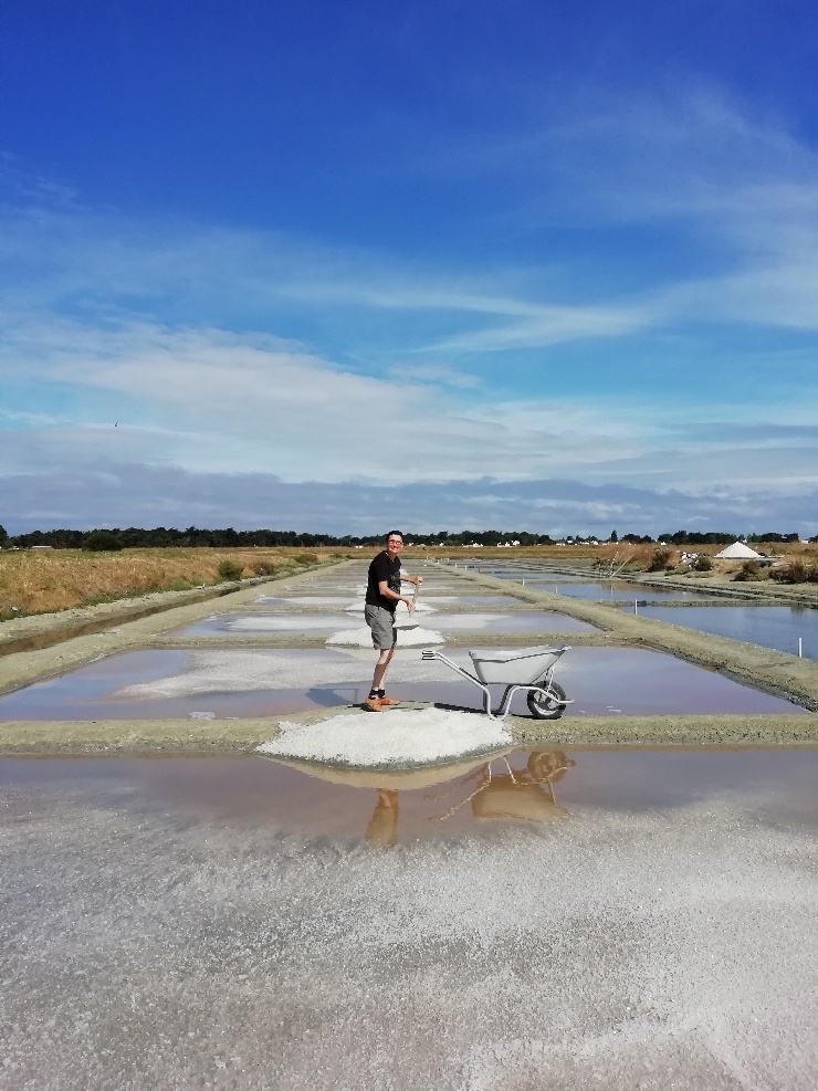 Françoise tire le sel marin avec son ételle