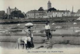 ancienne photo La récolte de sel sur l'île de Noirmoutier